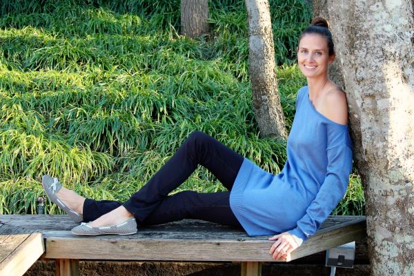 Slouchy one-shoulder sweater in blue.